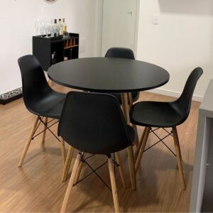 Conjunto de jantar Eames Eiffel: MESA REDONDA PRETA 90cm + 4 CADEIRAS LISAS